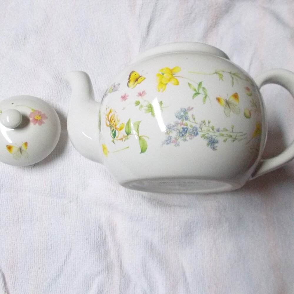 NWT Hallmark Marjolein Bastin decorated teapot